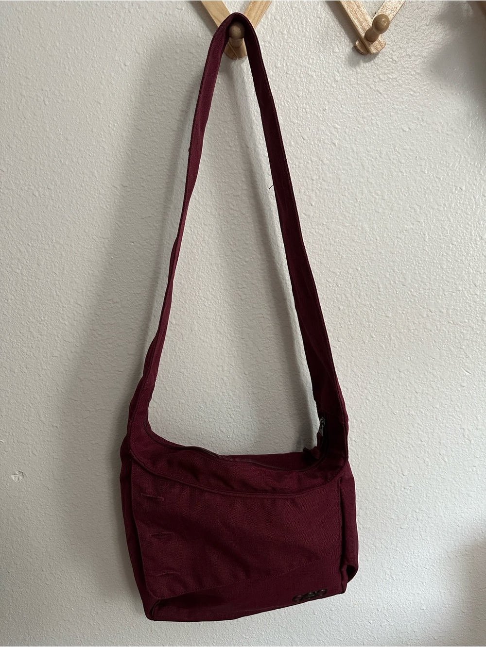 Ogio Everyday Tablet Crossbody Messenger Bag in Burgundy